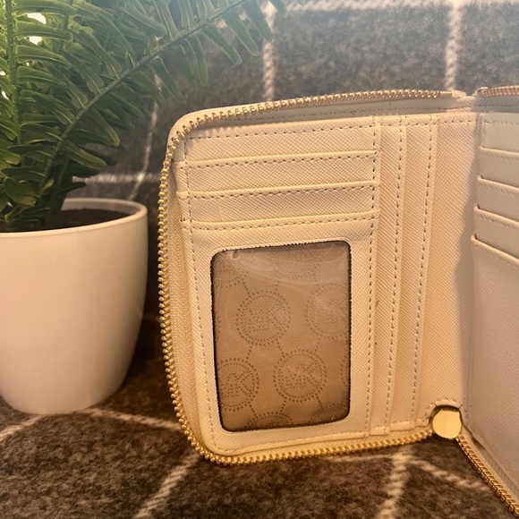 Michael Kors Wallet - Picture 5 of 6